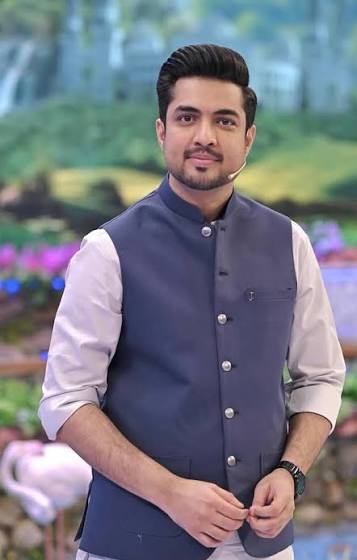  Iqrar Ul Hassan, Pakistani investigative journalist and TV host, reporting news
