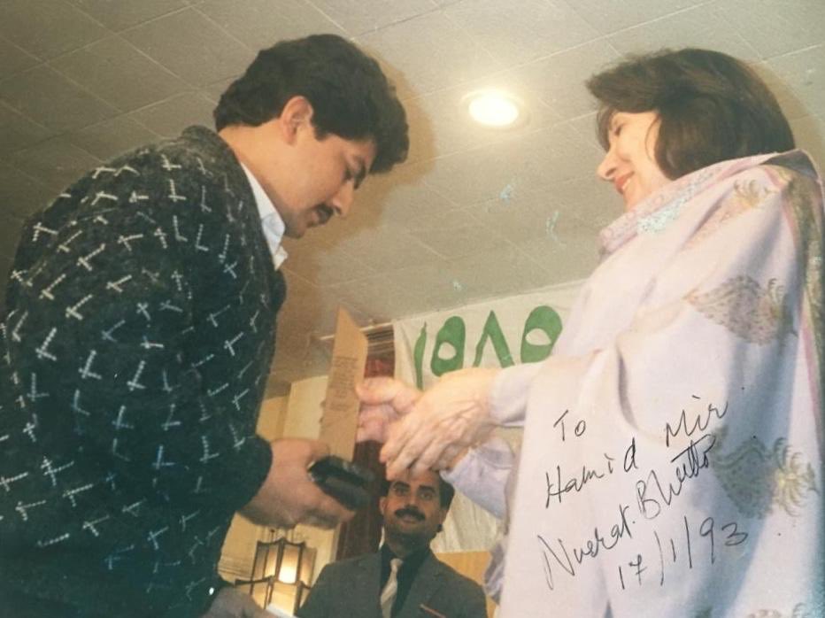 Hamid Mir receiving an award
