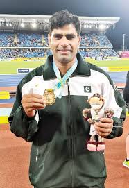 Arshad Nadeem, Pakistani javelin thrower, preparing to throw the javelin during an international athletics competition, wearing Pakistan’s national sports kit