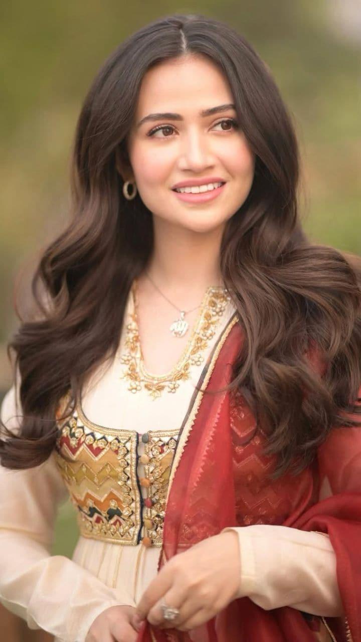 Sana Javed smiling gracefully in a traditional Pakistani outfit, captured during a 2025 photoshoot