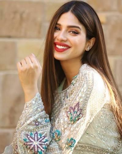 Sonya Hussyn, Pakistani actress, in an elegant look