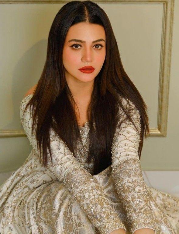 Zara Noor Abbas, Pakistani actress, official profile photo