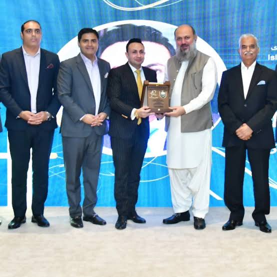 Sardar Yasir Ilyas receiving an honour at a formal ceremony