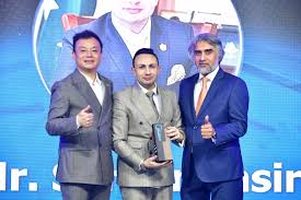 Sardar Yasir Ilyas receiving a prestigious award in Pakistan