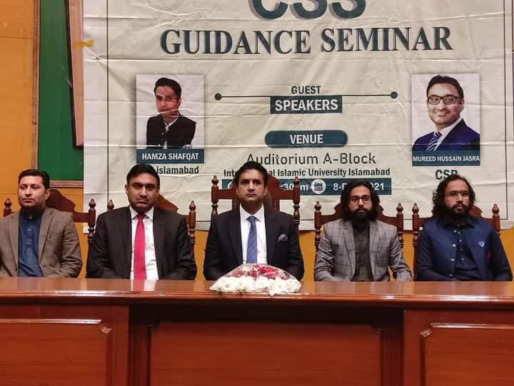 Mureed Hussain Jasra speaking to education journalists