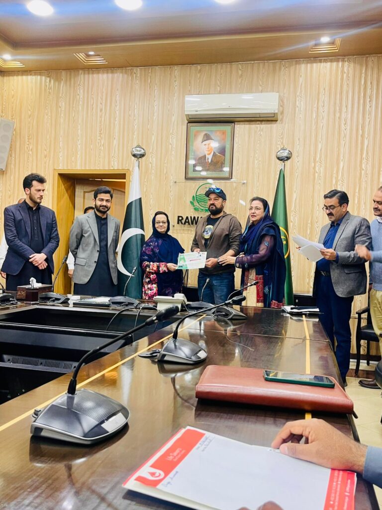 Mansoor Sherwani receiving an award, Awareness Man of Pakistan and social activist