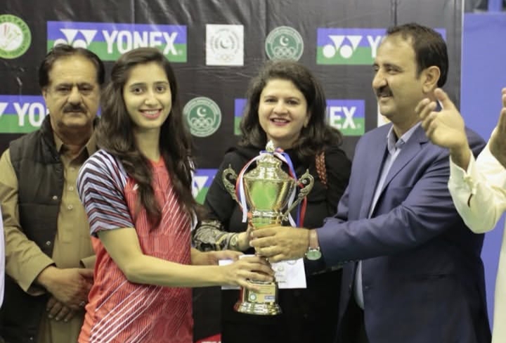 Mahoor Shahzad receiving a trophy in an old picture, Pakistani badminton player