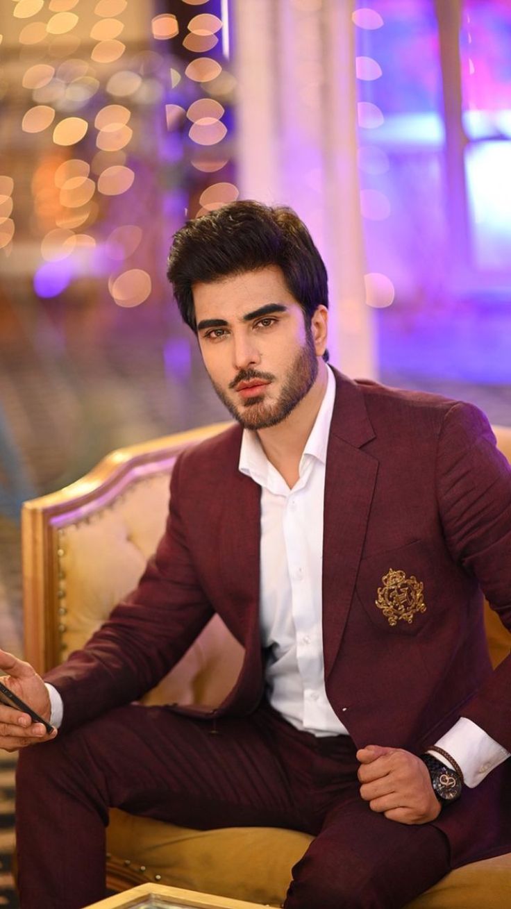 Imran Abbas stylish picture in modern outfit