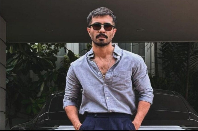 Feroze Khan latest stylish picture