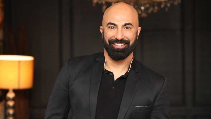 Designer HSY praising Sadaf Kanwal
