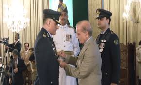 Aurangzeb Ahmad, renowned Pakistani entrepreneur, receiving an award
