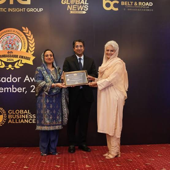 Musarrat Misbah, Pakistani actress and public figure, looking very happy while receiving an award