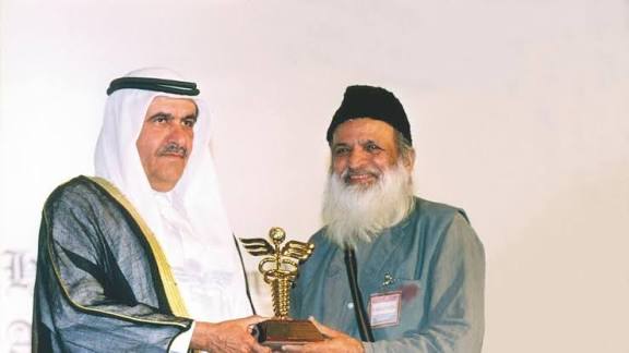 Abdul Sattar Edhi, Pakistani philanthropist and humanitarian, smiling while receiving an award