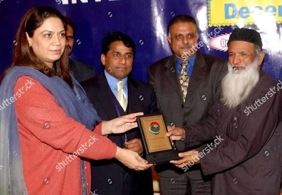 Abdul Sattar Edhi, Pakistani philanthropist and humanitarian, receiving a certificate at an event