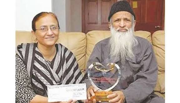 Abdul Sattar Edhi, Pakistani philanthropist and humanitarian, holding an award