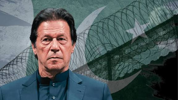  Imran Khan, former Prime Minister of Pakistan, smiling at an event