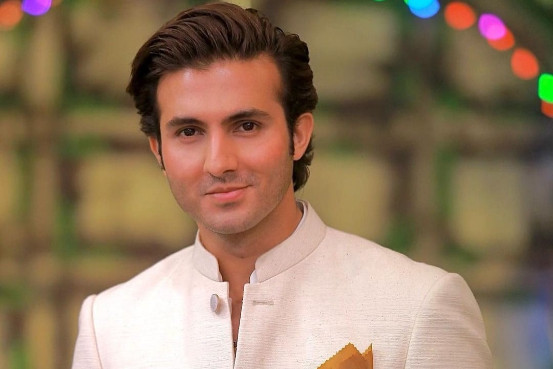Shehroz Sabzwari praising Sadaf
