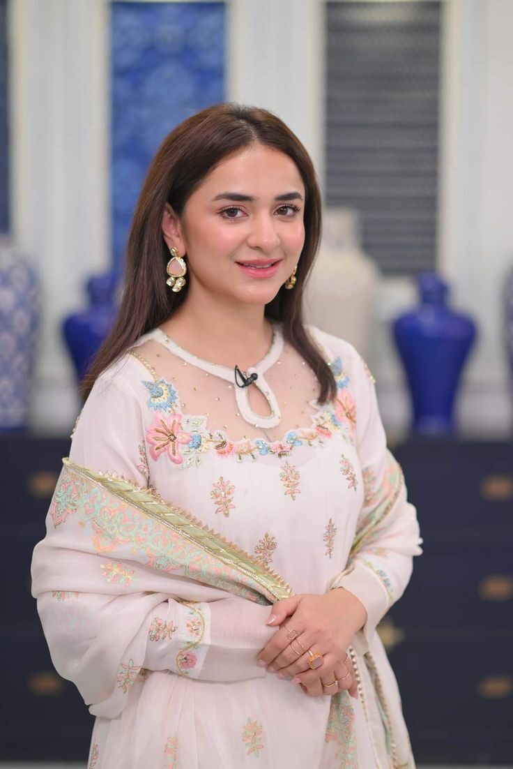  Yumna Zaidi graceful Pakistani actress in traditional attire
